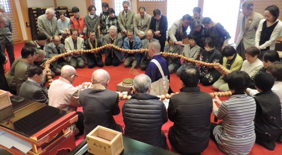 平成26年4月8日 釈尊降誕会(花祭り)並びに百万遍念珠制作記念(数珠繰り) 昨年に108名の勧募を募って大念珠を作成致しました。当山の名前の由来にも成りうる大念珠の完成を記念し皆様で念珠繰りを致しました。今後まだまだ大 […]